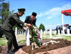 Gubernur Jawa Barat Dua Periode 1993−2003 HR Nuriana Dimakamkan di Taman Makam Pahlawan Cikutra