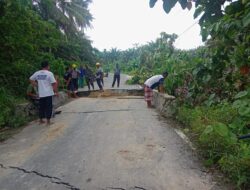 Masyarakat Bersama Pemdes Dan PT. Unggul Berjibaku Timbun Area Jembatan