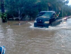 Drainase Tidak Mampu Menampung Air Hujan, Jalan Antar Desa Tergenang