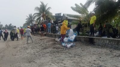 Masyarakat Dan DLH Pasangkayu Berjibaku Bersihkan Pantai Kelurahan Baras