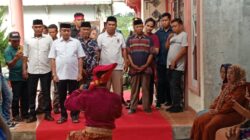 KKM A’bulo Sibatang Memberikan Gelar Bangsawan Kepada Yaumil-Herny