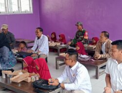 DPC Gerindra Pasangkayu Memberikan Makan Siang Di SD Salupontu